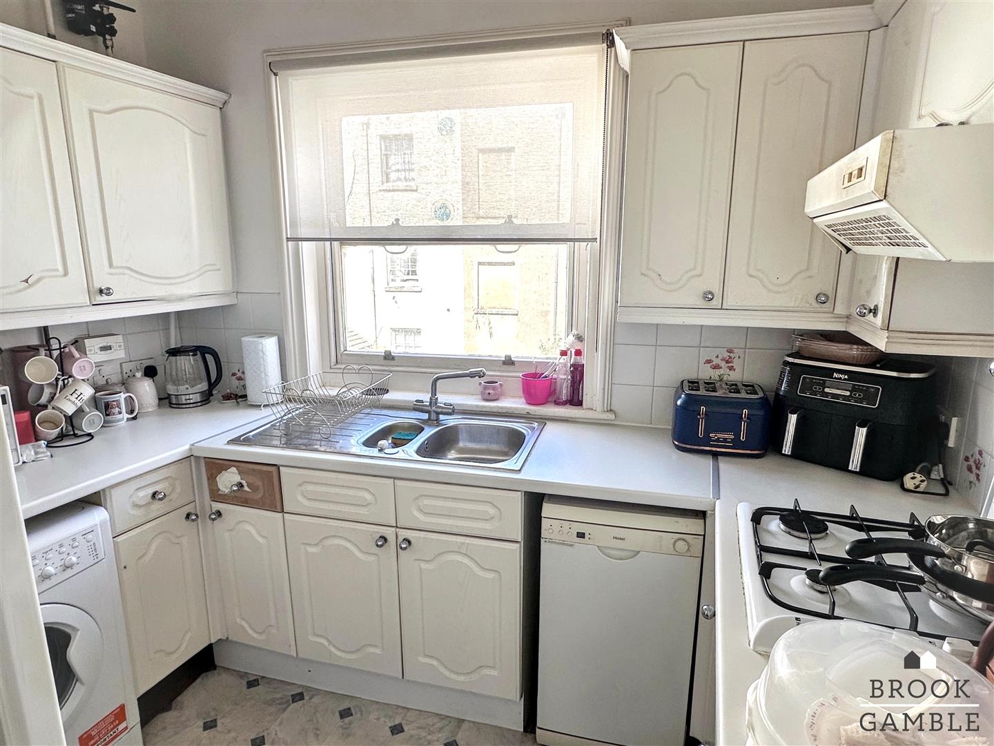2 Bedroom Flat - Conversion. Elms Avenue in Eastbourne,  9